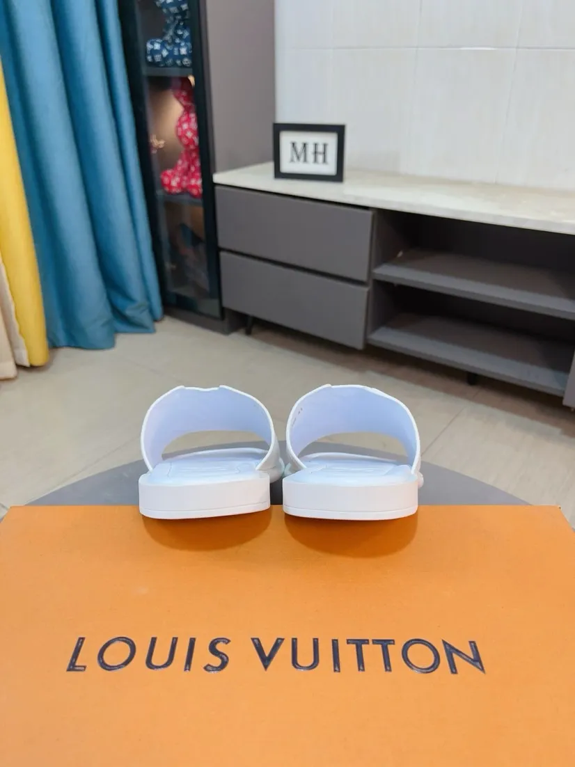 Men's shoes 💰300🌸🌸LV Ordinary men's spring and summer slippers, uppers imported from Italy, cowhide fabric, logo graphics, high-quality craftsmanship, soles: original soles specially provided by the original factory, exclusive movable molded soles super comfortable, original factory single goods, 🔍🔍high quality, you can enter and exit the counter at will, welcome to compare, size 38-45